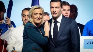 Manifestation politique en France avec drapeaux tricolores