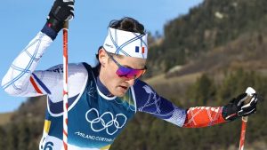 Mathis Desloges en argent, la moisson française continue Le skieur de Saint-Martin-d’Hères poursuit son élan. Pour ses premiers Jeux, Mathis Desloges a décroché l’argent sur le 10 km libre, quatre jours après sa médaille sur le skiathlon. Il s’incline de 4,9 secondes face au Norvégien Johannes Høsflot Klæbo, qui égale le record absolu de titres d’or aux Jeux d’hiver. La France porte ainsi son total provisoire à neuf médailles ce vendredi 13 février. Klæbo dans l’histoire, Desloges confirme au plus haut niveau Le 10 km libre (départ individuel en style skating) s’est joué à Tesero, sous une douceur inhabituelle. Klæbo signe un troisième titre sur ces Jeux et rejoint Marit Bjørgen, Bjørn Dæhlie et Ole Einar Bjørndalen avec huit ors olympiques chacun. Derrière, Desloges valide sa montée en puissance avec un deuxième podium en une semaine. Le Norvégien Einar Hedegart complète le podium. Ce que représente cette médaille pour l’équipe de France Ce nouveau podium consolide le bilan bleu et nourrit des ambitions pour la suite de la journée. À la mi-journée, plusieurs médias et tableaux en temps réel indiquent la France à neuf breloques, dont trois en or. La dynamique reste favorable dans plusieurs disciplines encore au programme ce vendredi. Skiathlon, 10 km libre… de quoi parle-t-on ? Le skiathlon combine 10 km en style classique puis 10 km en skating, avec un changement de skis à mi-course. Le 10 km libre est un contre-la-montre en style skating, chacun partant à intervalles réguliers. Ces formats valorisent à la fois gestion d’allure, technique et choix de matériel. Desloges a brillé sur les deux, signe d’une polyvalence rare. Les autres temps forts du jour pour les Bleus En biathlon, le sprint 10 km masculin débute à 14 h (heure de Paris). Les Français, dont Éric Perrot et Quentin Fillon Maillet, visent la boîte après un début de Jeux réussi. En soirée, le patineur Adam Siao Him Fa s’élance pour le libre à 19 h avec des espoirs de podium. À 16 h, finale du 10 000 m en patinage de vitesse, où Timothy Loubineaud tente un coup. Pourquoi c’est un tournant pour Milan-Cortina 2026 Le record égalé par Klæbo marque la journée. Il intervient alors que la France consolide sa place au tableau, portée par le fond et le biathlon. La suite du programme peut encore faire bouger le compteur tricolore ce vendredi, avant un week-end chargé en finales. En résumé, Desloges offre une nouvelle médaille à la délégation française et Klæbo inscrit son nom un peu plus dans l’histoire. La journée reste prometteuse avec le sprint de biathlon, le patinage artistique et le 10 000 m, qui peuvent encore nourrir l’élan bleu