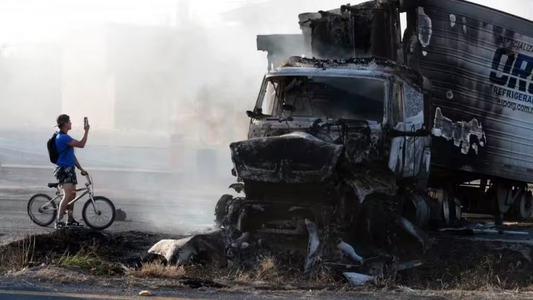 Barrages et véhicules incendiés au Mexique après la mort d’El Mencho