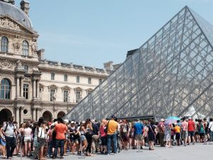 Rubans de fermeture devant le Salon carré au Louvre après une fuite d’eau