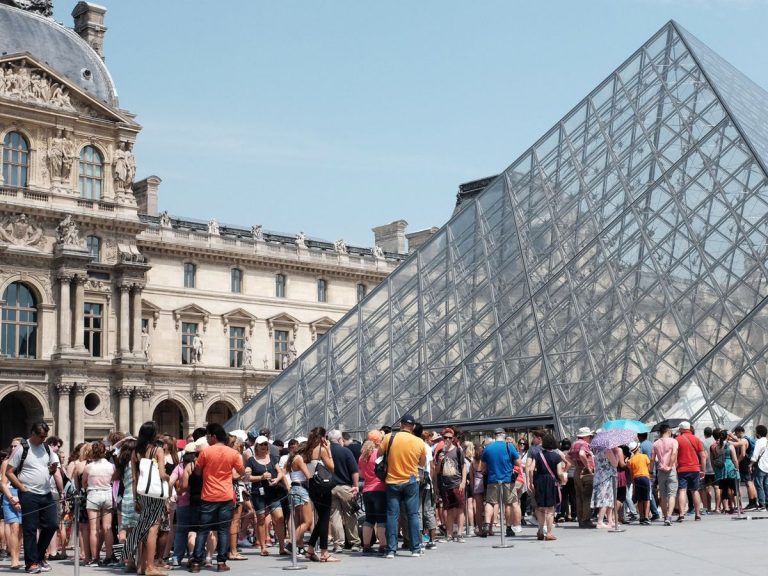 Rubans de fermeture devant le Salon carré au Louvre après une fuite d’eau