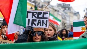 Manifestants et forces de sécurité dans une rue de Téhéran