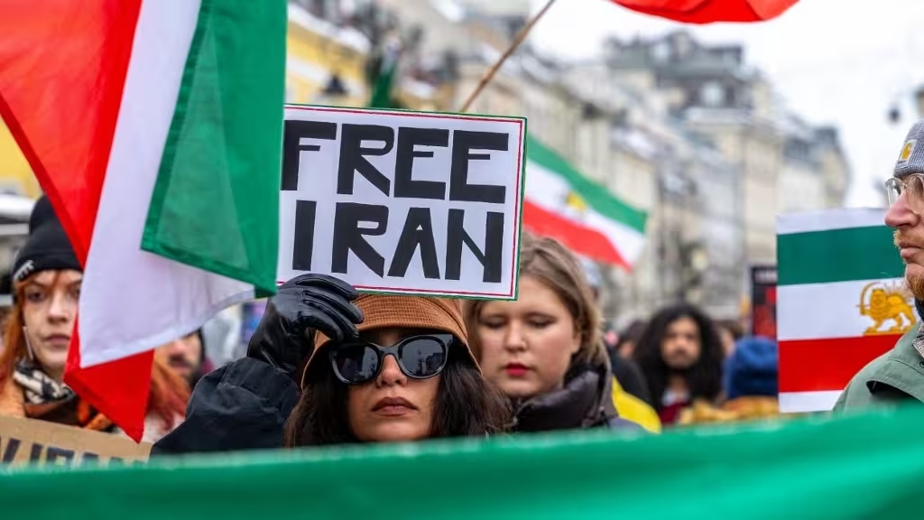 Manifestants et forces de sécurité dans une rue de Téhéran