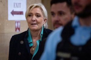 Marine Le Pen arrive à la cour d’appel de Paris pour le procès des assistants FN
