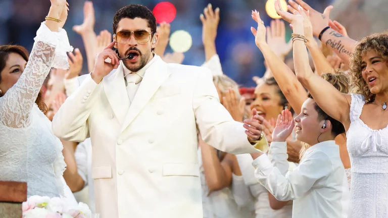 Bad Bunny sur scène au Super Bowl à Levi’s Stadium