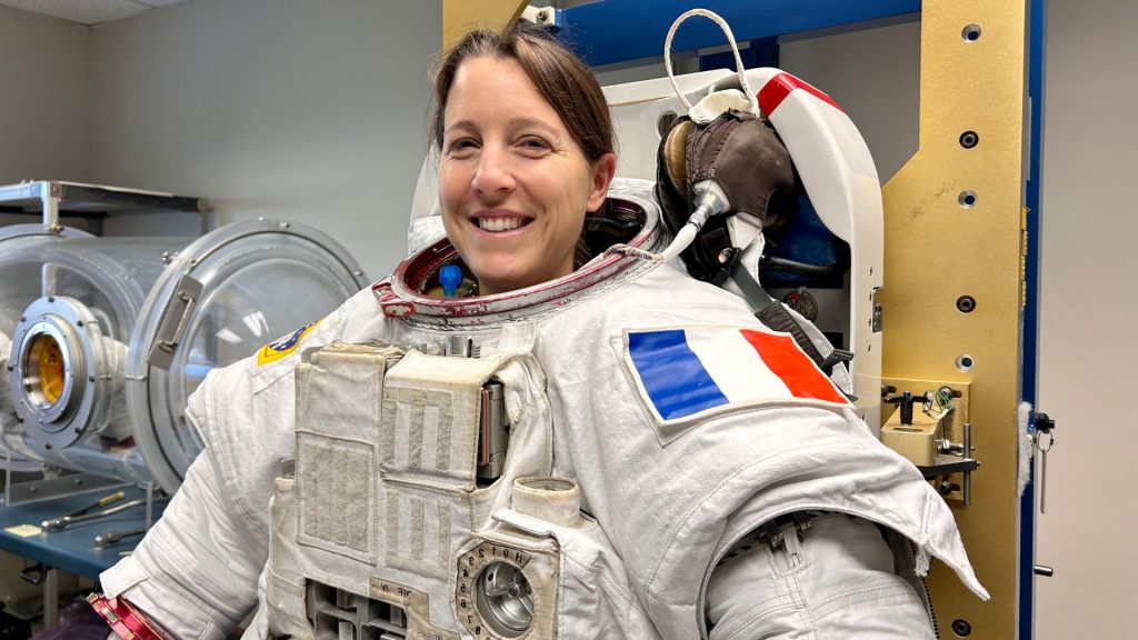 L’astronaute Sophie Adenot devant l’emblème de la mission εpsilon