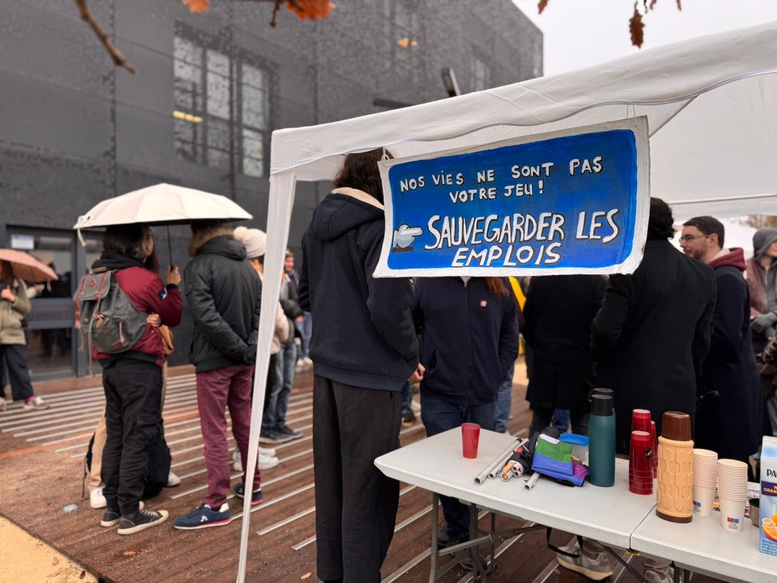 Piquet de grève devant un studio Ubisoft en février 2026