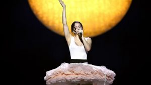 rosalía sur scène à la LDLC Arena de Lyon pour l’ouverture de la tournée LUX