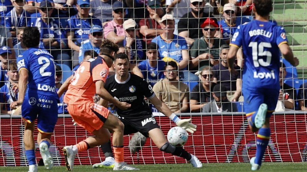 Le FC Barcelone écrase le Getafe et file vers le titre en Liga