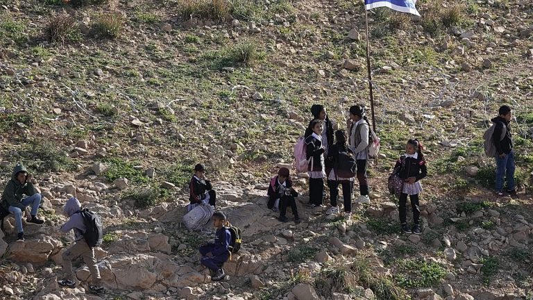 L'UE sanctionne des colons israéliens violents et des dirigeants du Hamas : une décision historique arrachée à l'impasse