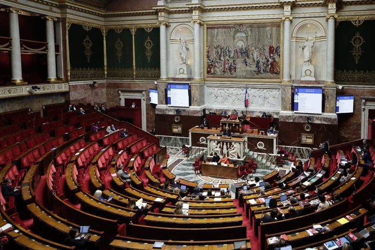 Rétention prolongée des étrangers et antiterrorisme : l'Assemblée nationale tranche après des débats houleux