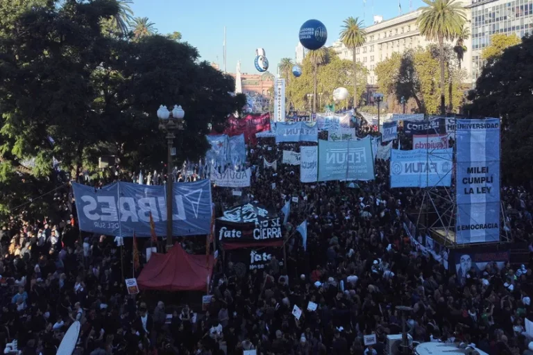 Argentine : pour la quatrième fois en deux ans, des dizaines de milliers de personnes descendent dans la rue pour sauver l'université publique