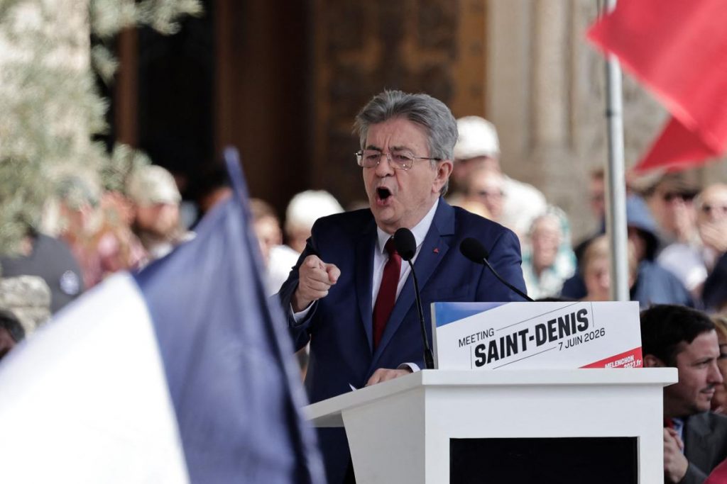 « On est chez nous » : Mélenchon lance sa quatrième candidature présidentielle depuis Saint-Denis