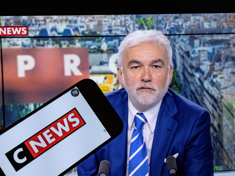 Pluralisme « élargi » : pourquoi l'Arcom met CNews en demeure et ce que ça révèle sur le pouvoir des médias