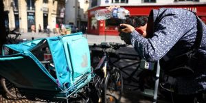 Canicules et travail indépendant : quand les travailleurs précaires n'ont pas le luxe de s'arrêter