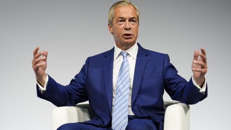 Nigel Farage rattrapé par ses dons non déclarés : l'extrême droite britannique et ses zones d'ombre