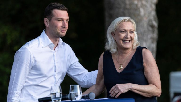 Le Pen et Bardella en scène : l'unité affichée à trois jours d'un verdict qui pourrait tout changer