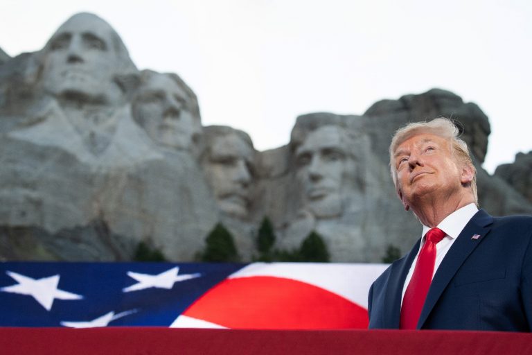 Mont Rushmore, 850 000 fusées et un ego présidentiel : Trump s'approprie les 250 ans de l'Amérique